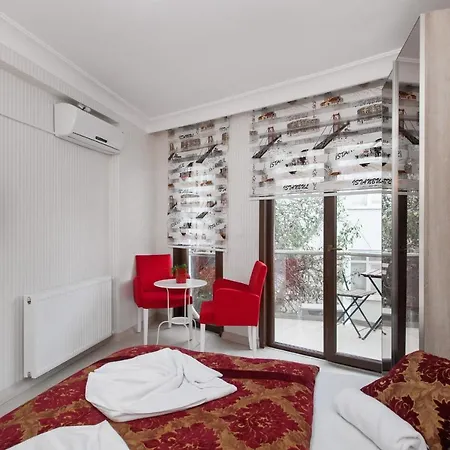 Central Cozy Studio With Balcony And View In The Historical Area Of Beyoglu Tatil Evi *